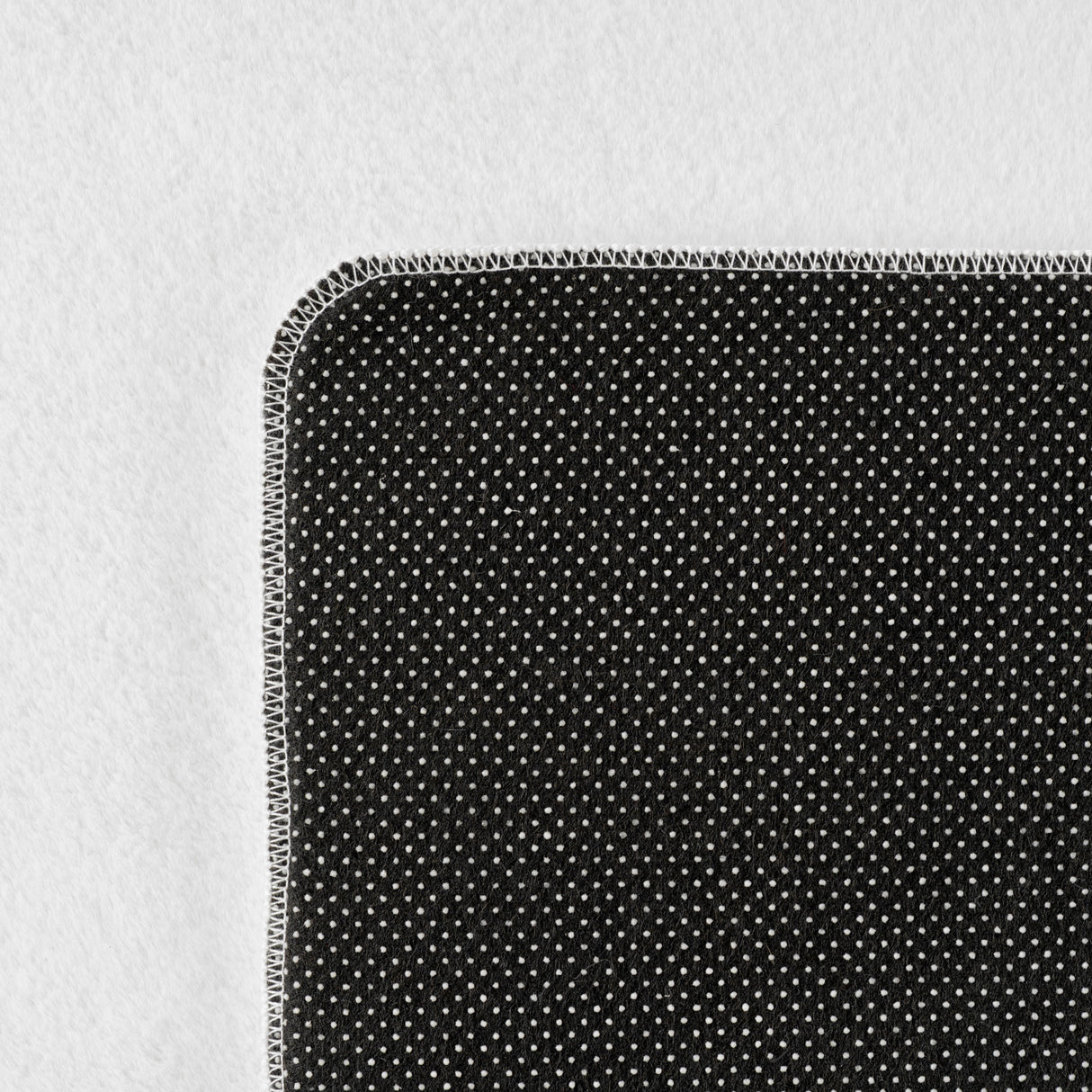 Nora 1400 Weiß – Moderner Uni Teppich mit rutschfester Filz-Rückseite