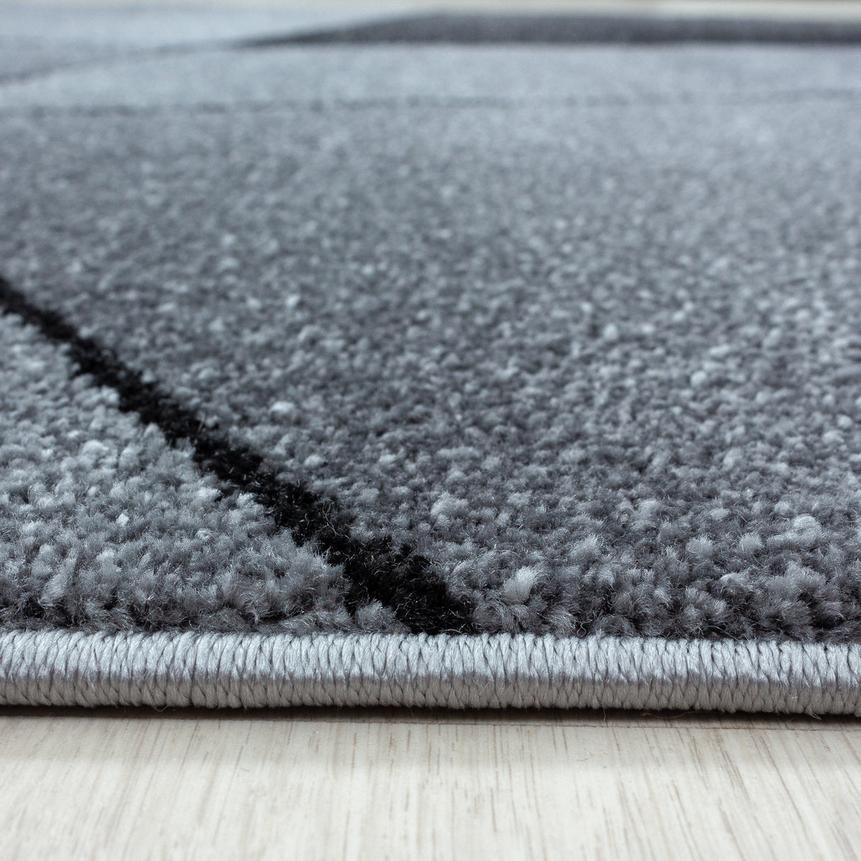 Alfa 1120 Grey – Modern solid-color carpet with a timeless design