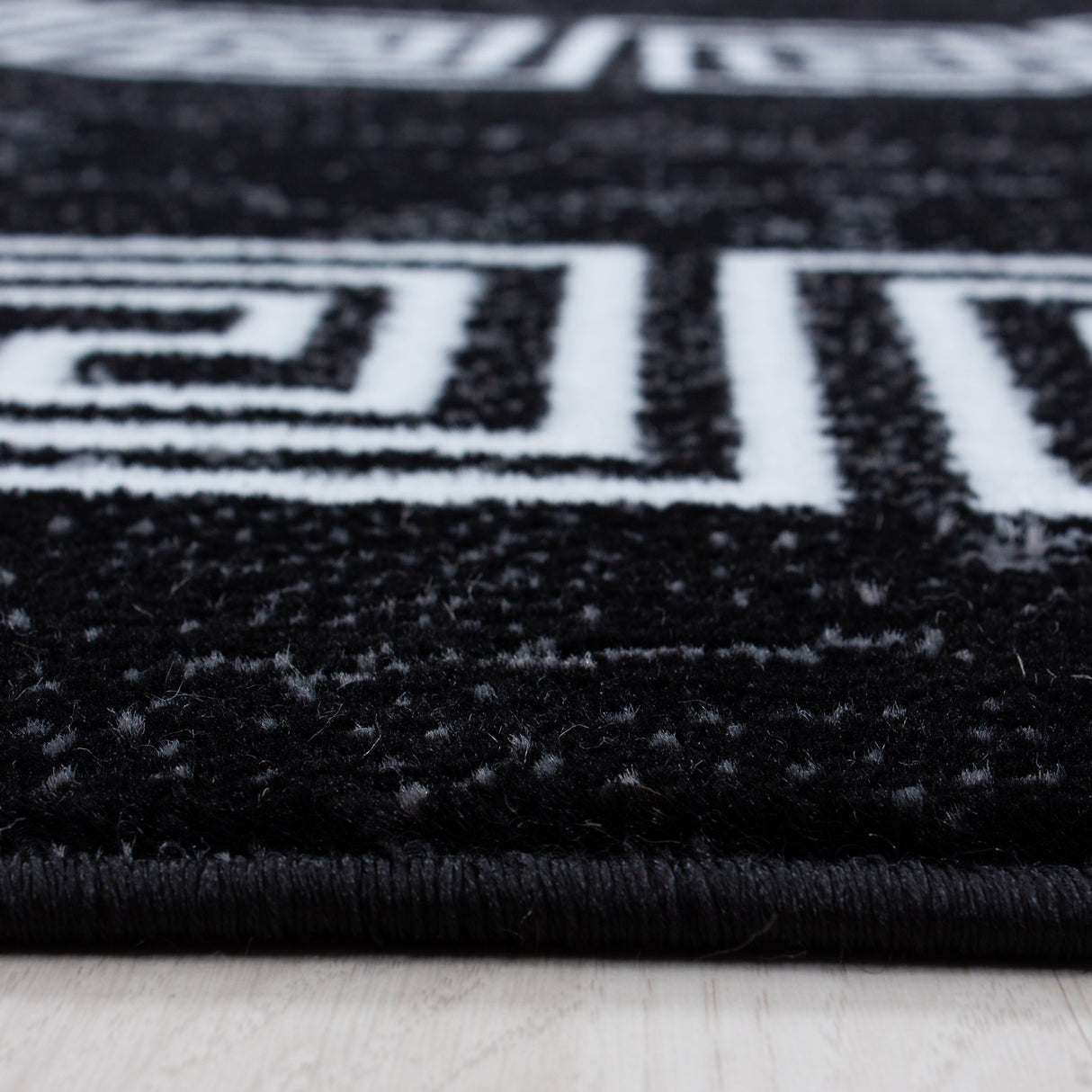 Nour 8009 Schwarz – Moderner Uni Teppich mit zeitlosem Design