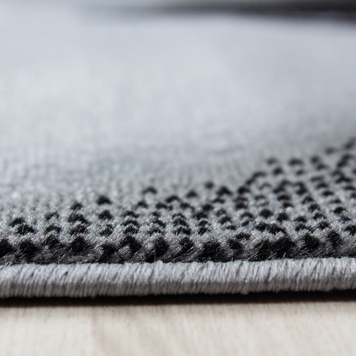 Nour 8008 Siyah – Zamansız bir tasarıma sahip modern, düz renkli halı.