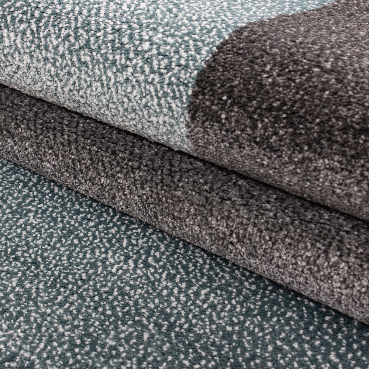 Ocean 1810 Blue – Sakinleştirici bir görünüme sahip, sade, düz renkli halı.