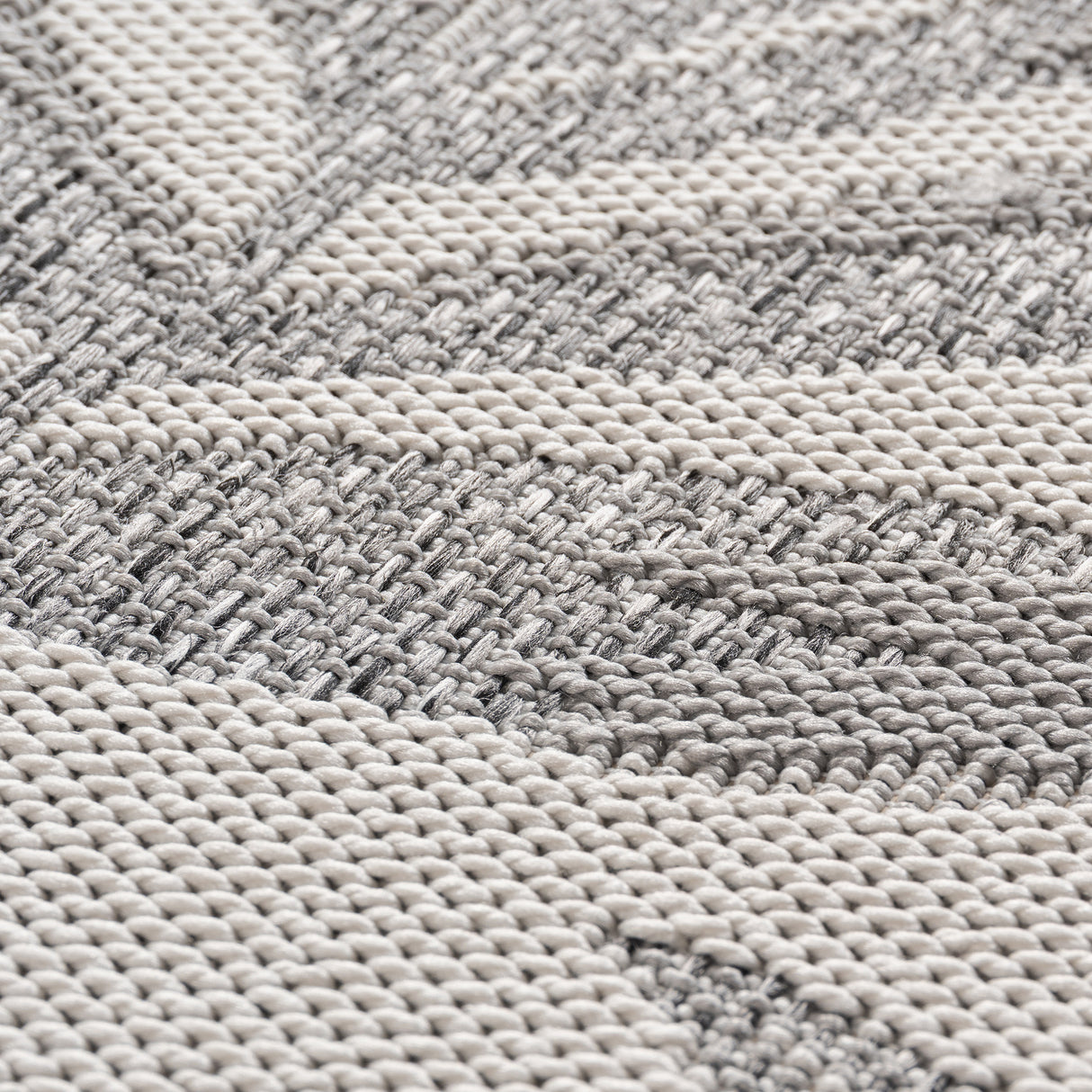 Arsen 1302 Grau – Wetterfester Teppich für Innen- & Außenbereiche