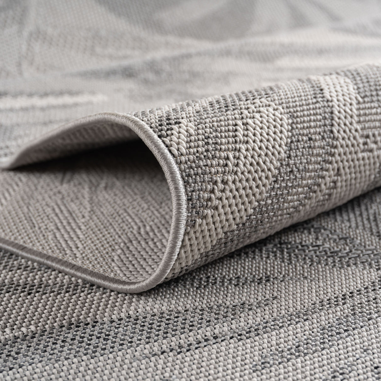 Arsen 1303 Grau – Wetterfester Teppich für Innen- & Außenbereiche