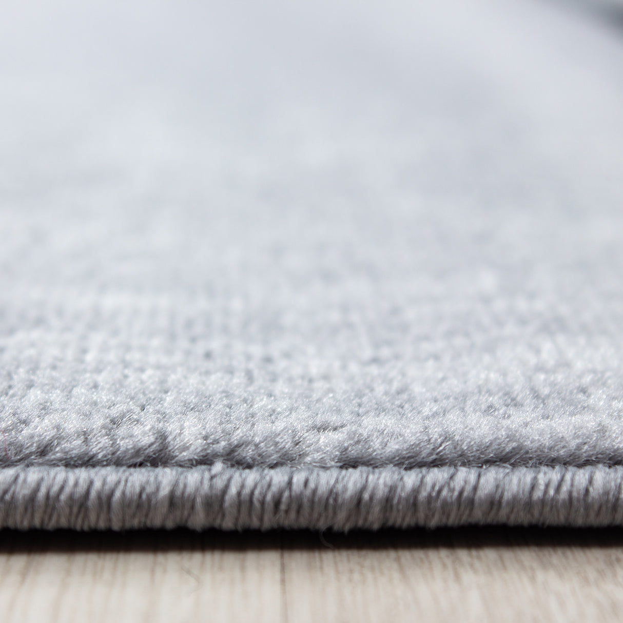 Nour 8007 Siyah – Zamansız bir tasarıma sahip modern, düz renkli halı.