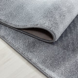 Kristal 9310 Black – Modern solid-color rug with a timeless design